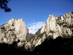 巍峨山峰映于夜空之下