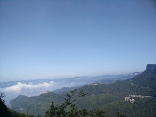 山巅云海美景