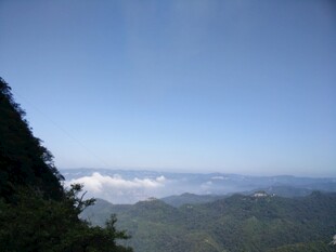 山巅远眺蓝天白云绿树景