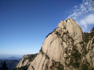 巍峨山峰傲立蓝天之下