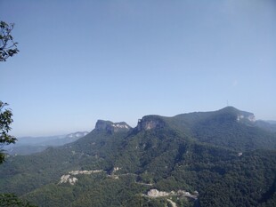 壮丽山景俯瞰图
