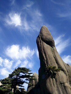 奇峰蓝天白云下的壮丽景观