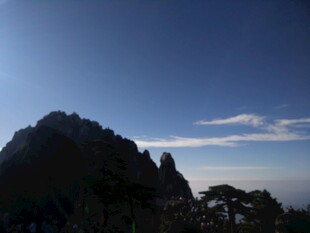 巍峨山峦映蓝天