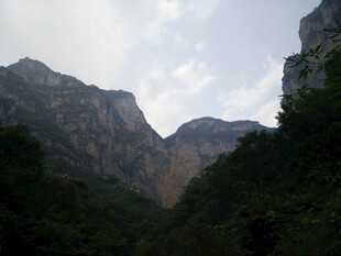 壮丽山峦间的自然美景