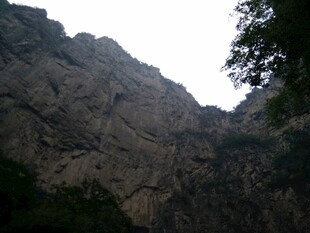 陡峭嶙峋的壮观山壁