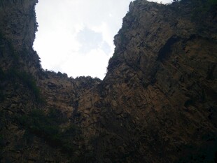 峡谷峭壁间的天空景象