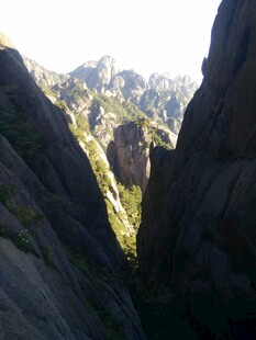 峡谷间的壮丽山景