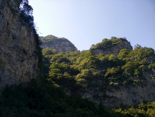 青山峻岭间的葱郁景致