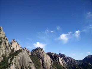 巍峨山峰映蓝天