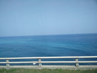 海边公路护栏外的蔚蓝大海