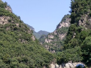 青山叠翠的壮美山间景色