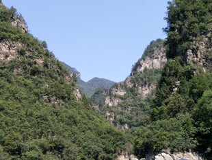 青山峻岭间的自然美景