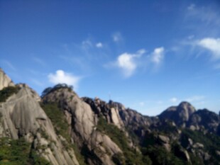 壮丽山景 蓝天白云相伴