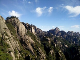 壮丽山景 蓝天白云下的奇峰
