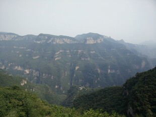 山峦叠翠的壮美自然景观
