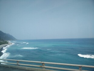 公路旁的蔚蓝海景