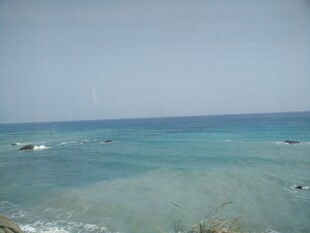碧海蓝天中的静谧海岸线