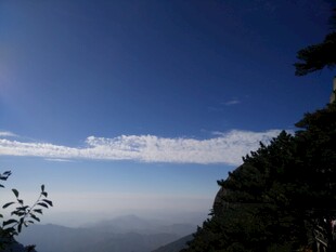 山顶云海蓝天美景