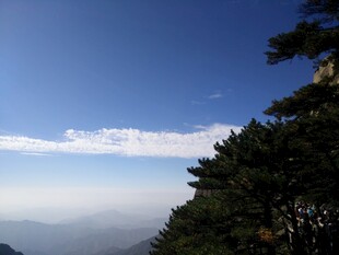 山间云海蓝天绿树美景
