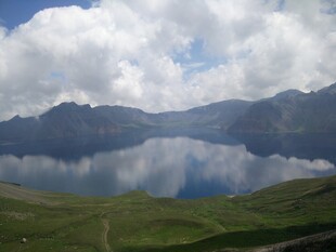 高山湖泊美景