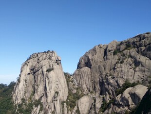 巍峨嶙峋的壮丽山峰