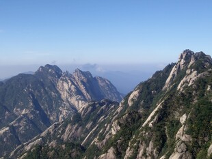壮丽山景 巍峨山峰与蓝天