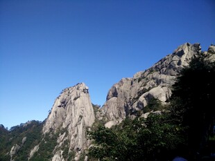 巍峨山峰蓝天相伴