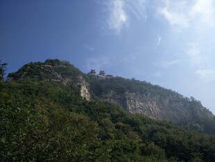青山蓝天间的秀丽山景