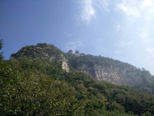 青山蓝天间的秀丽山峰