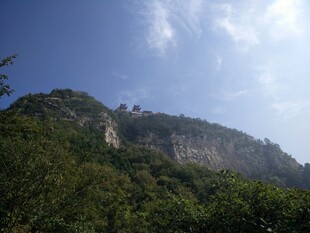 青山蓝天间的秀丽景致