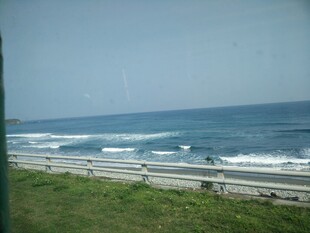 海边道路与涌动海浪景观