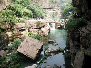 峡谷溪流间的自然景致