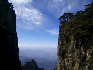 壮丽山景 云雾缭绕奇峰