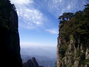 巍峨山峰间的壮阔美景