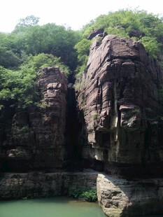 山水间的陡峭岩壁风光