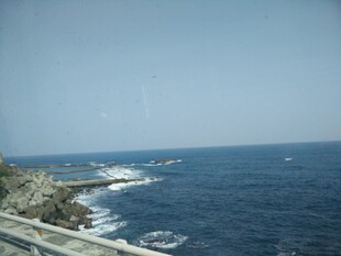 海岸公路边的辽阔蓝色大海