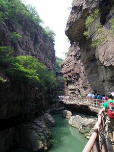 峡谷栈道上的游客风景