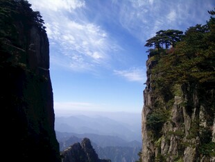 巍峨峭壁旁的壮阔山景