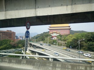 高架桥旁的交通场景