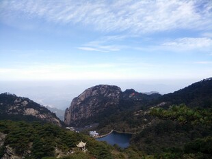 山峦云海间的壮美风光
