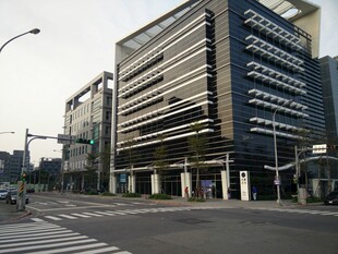 城市街道旁的现代办公楼