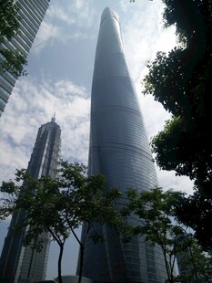 摩天大楼耸立城市绿树间