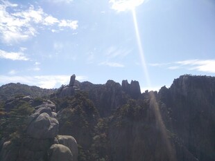阳光下的壮丽山景