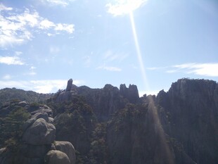 阳光下的嶙峋山峰