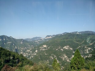 山峦间的秀丽景致