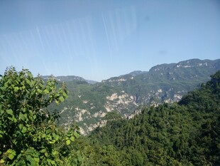 青山绿树间的秀丽山景