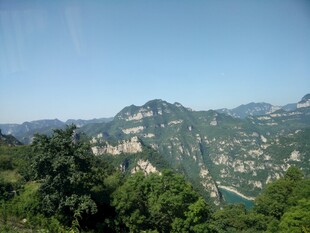 青山绿水间的壮美山景