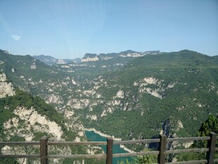 山间美景 观景者眺望远方