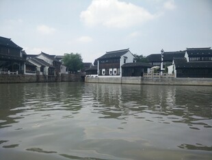 江南水乡河畔古朴民居