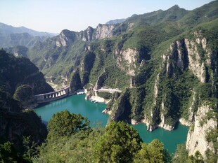 壮丽山水间的碧绿湖泊